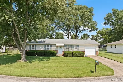 105 Liberty Dr, Belleville, IL 62226