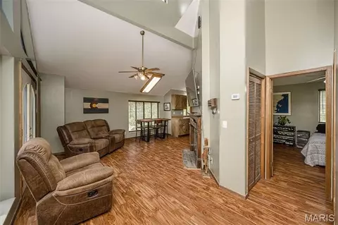Entry Way - 415 Lilac Ln, Saint Clair, MO 63077 photo 4 of 5