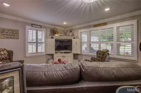 Living - 302 Cooper St, Dexter, MO 63841 photo 2 of 3