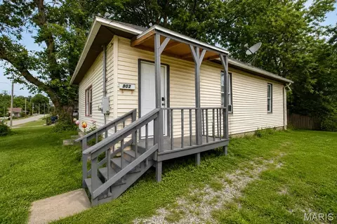 802 W 9th St, Johnston City, IL 62951