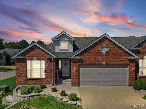 146 Tori Pines Dr, Saint Louis, MO 63129