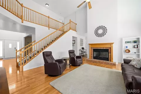 Living - 923 Saint Nicholas Dr, O'fallon, IL 62269 photo 3 of 4