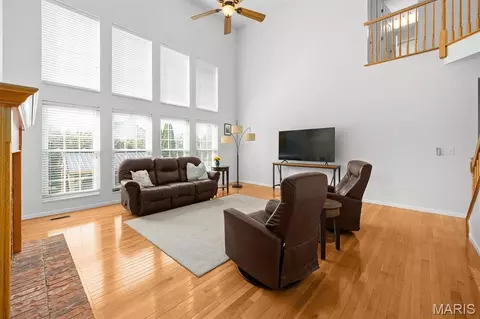 Living - 923 Saint Nicholas Dr, O'fallon, IL 62269 photo 2 of 4