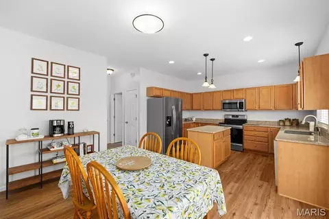 Dining - 923 Saint Nicholas Dr, O'fallon, IL 62269 photo 4 of 4