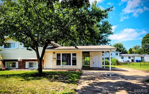 13 Floweridge Ln, Florissant, MO 63031