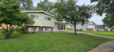 13 Floweridge Ln, Florissant, MO 63031