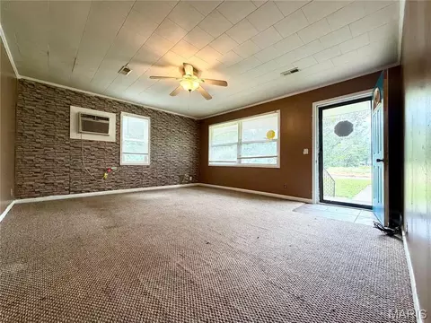 Living - 511 Dixie St, Parma, MO 63870 photo 2 of 3