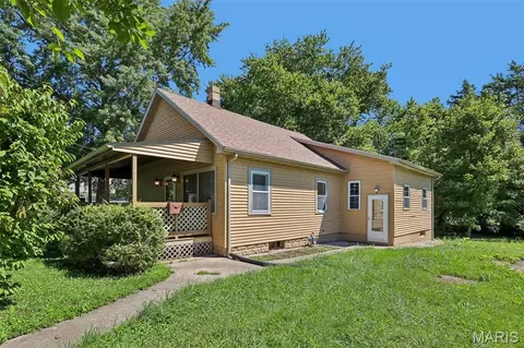Exterior - 604 N 4th St, Benld, IL 62009 photo 4 of 4