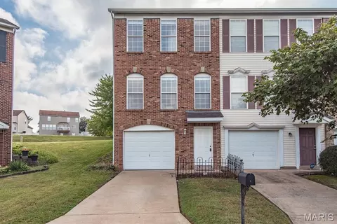 6 Robinson Circle Dr, Saint Louis, MO 63136