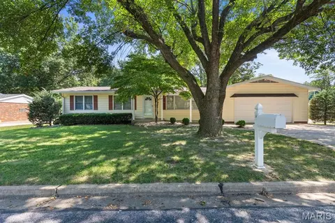 14 Connie Dr, Saint Charles, MO 63301