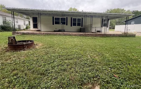 Exterior - 107 E 6th St, Dixon, MO 65459 photo 2 of 6