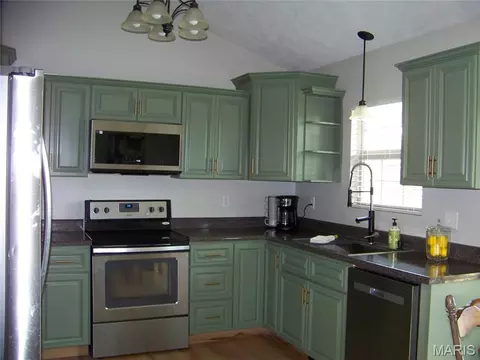 Kitchen - 20990 Hideaway Ln, Saint Robert, MO 65584 photo 2 of 4