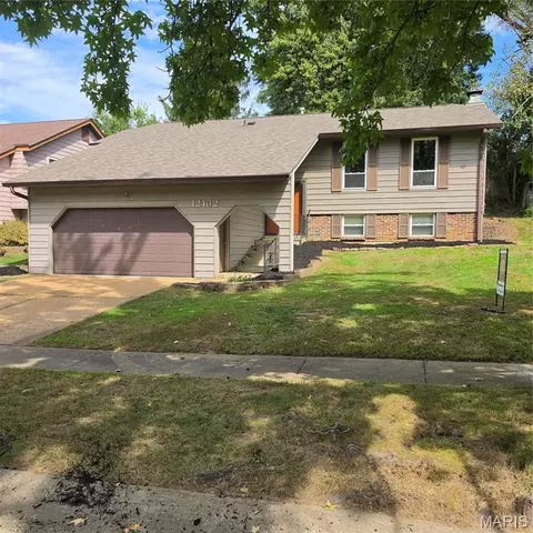 12462 Sandycreek Ln, Florissant, MO 63033