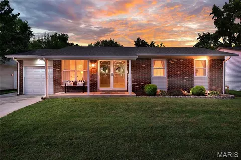 3027 Luxury Dr, Florissant, MO 63031