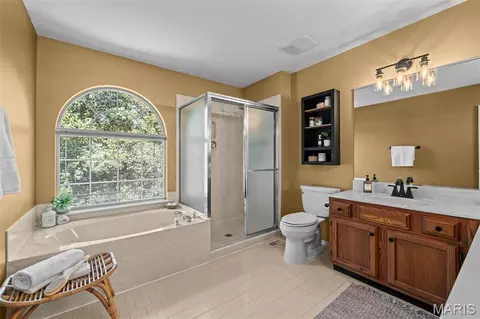 Bath - 70 Log Hill Ln, Ballwin, MO 63011 photo 2 of 4