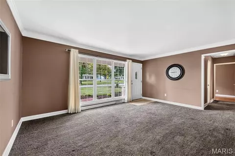 Living - 262 W Skyline Dr, Ballwin, MO 63011 photo 3 of 8