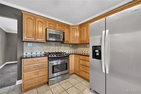Kitchen - 262 W Skyline Dr, Ballwin, MO 63011 photo 4 of 5