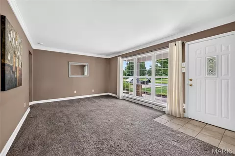 Living - 262 W Skyline Dr, Ballwin, MO 63011 photo 2 of 8