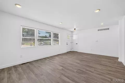 Living - 117 Saint Joseph Ave, O'fallon, MO 63366 photo 3 of 4