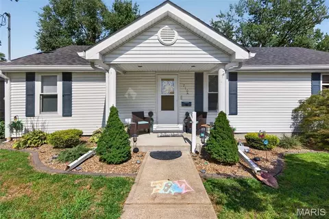 710 N 5th St, Elsberry, MO 63343