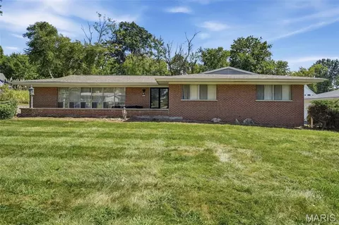 8 Wedgewood Ln, Saint Louis, MO 63141
