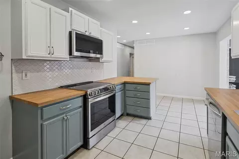 Kitchen - 607 S Augusta St, O'fallon, IL 62269 photo 2 of 3