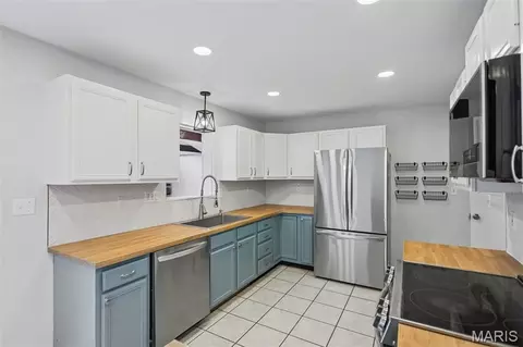 Kitchen - 607 S Augusta St, O'fallon, IL 62269 photo 3 of 3