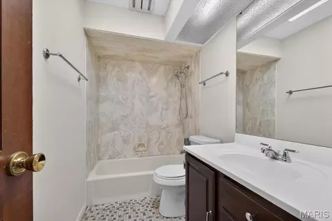 Bath - 689 Henry Ave, Ballwin, MO 63011 photo 2 of 3