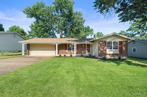 2528 Westrick Dr, Maryland Heights, MO 63043
