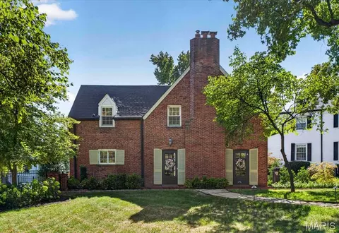 35 Willow Hill Rd, Saint Louis, MO 63124