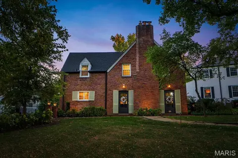 35 Willow Hill Rd, Saint Louis, MO 63124