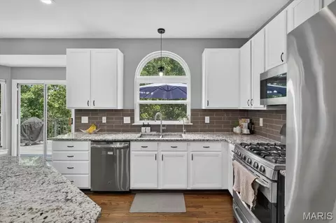 Kitchen - 1028 Stone Spring Ct, Eureka, MO 63025 photo 3 of 4