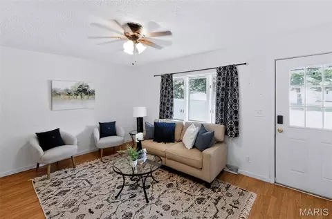 Living - 515 Mobile St, Brighton, IL 62012 photo 3 of 3