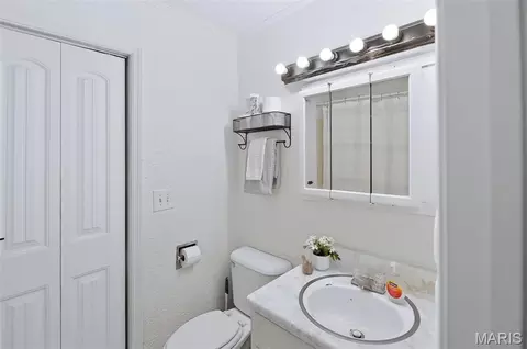 Bath - 515 Mobile St, Brighton, IL 62012 photo 2 of 2