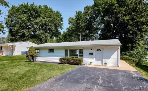 9527 Margo Ann Ln, Saint Louis, MO 63134