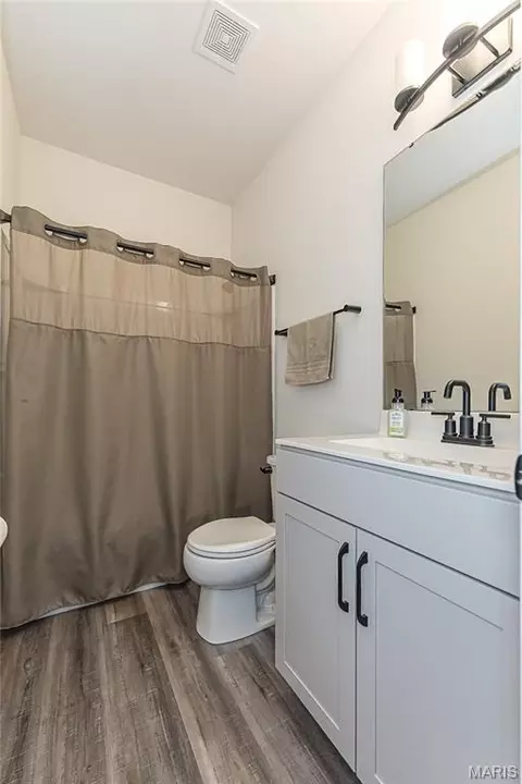 Bath - 922 Boulder Crest Ct, Eureka, MO 63025 photo 3 of 4