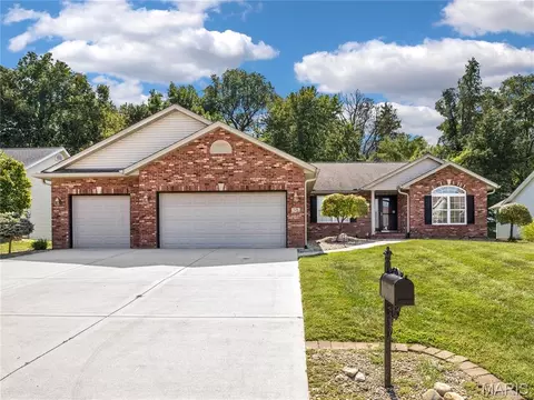 58 Oak Leaf Dr, Maryville, IL 62062