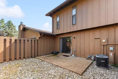 Exterior - 903 Hampton Ct, Belleville, IL 62223 photo 5 of 6