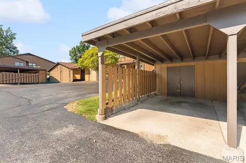 Exterior - 903 Hampton Ct, Belleville, IL 62223 photo 4 of 6