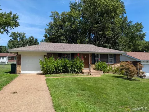 1211 Forest Home Dr, Saint Louis, MO 63137