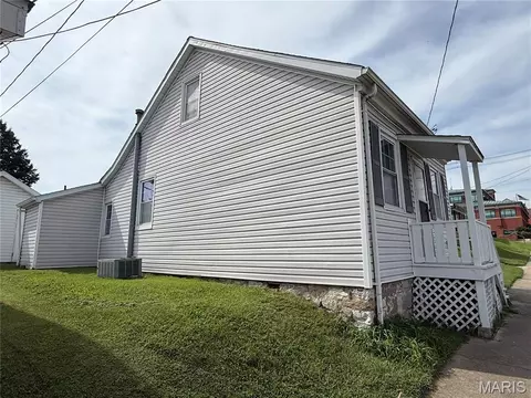 319 S Main St, Waterloo, IL 62298 photo 5