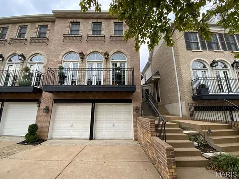 541 N And South Rd, University City, MO 63130