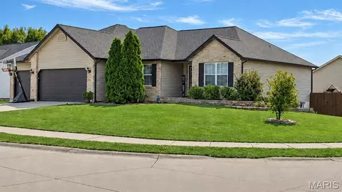 6700 Crossington Ln, Maryville, IL 62062