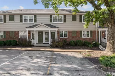 9134 Eager Rd, Saint Louis, MO 63144
