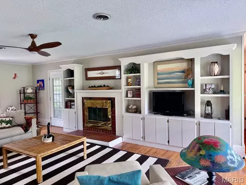 Living - 908 W Bain St, Dexter, MO 63841 photo 3 of 5