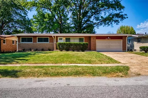 9717 Perch Dr, Saint Louis, MO 63136