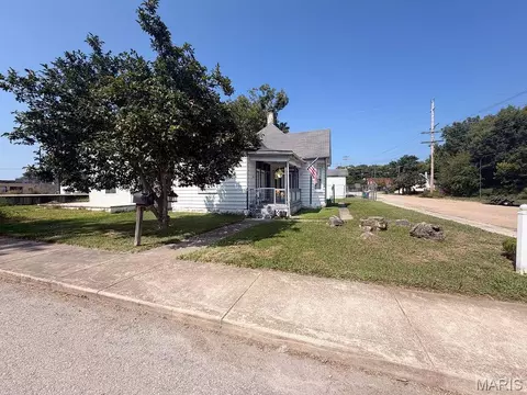 Exterior - 202 E 2nd St, De Soto, MO 63020 photo 4 of 11