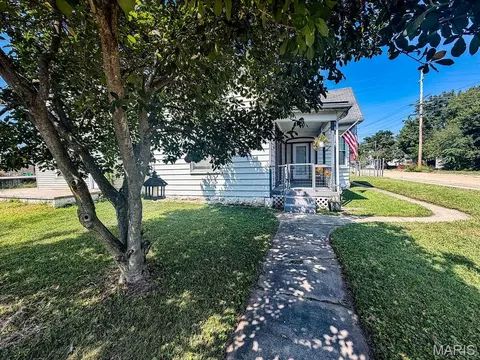 Exterior - 202 E 2nd St, De Soto, MO 63020 photo 7 of 11