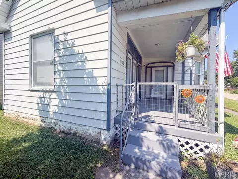 Exterior - 202 E 2nd St, De Soto, MO 63020 photo 6 of 11