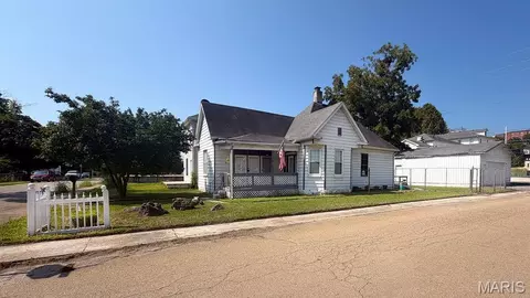 Exterior - 202 E 2nd St, De Soto, MO 63020 photo 3 of 11